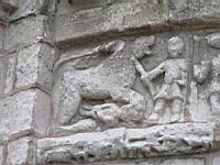 Selles sur Cher, Eglise Notre-Dame-la-Blanche, Plaques, Homme combattant un ours ou lion